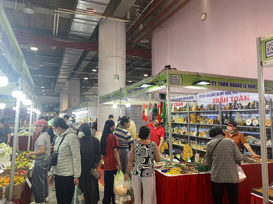 Khách hàng mua sắm tại hội chợ OCOP Quảng ninh 2025 2